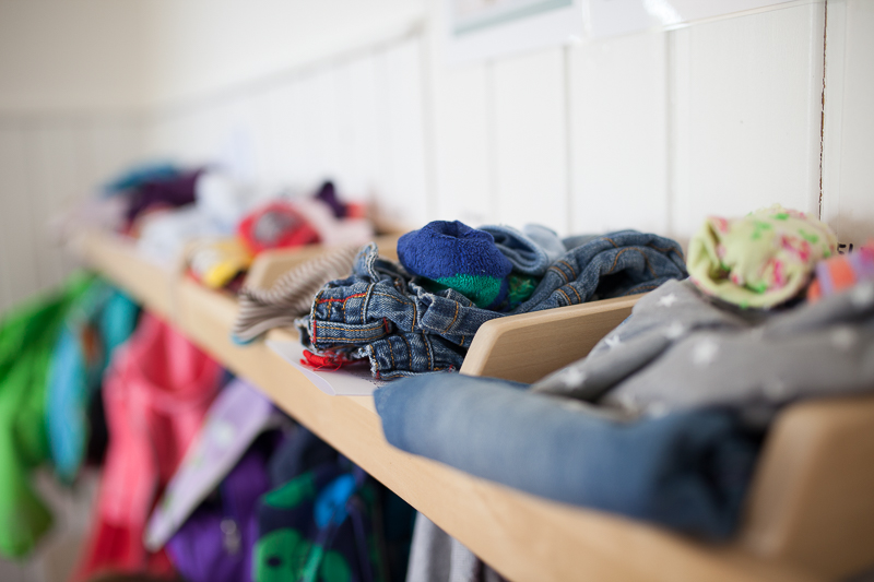 Klamotten der Kinder in der Kita-Garderobe